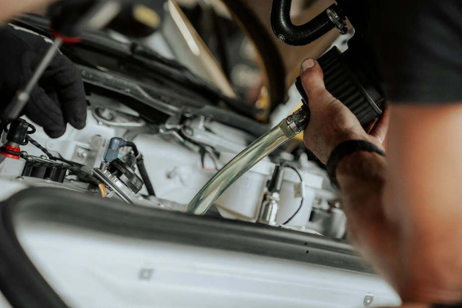 Mécanicien effectuant un entretien de moteur au garage A&amp;amp;S Automobile
