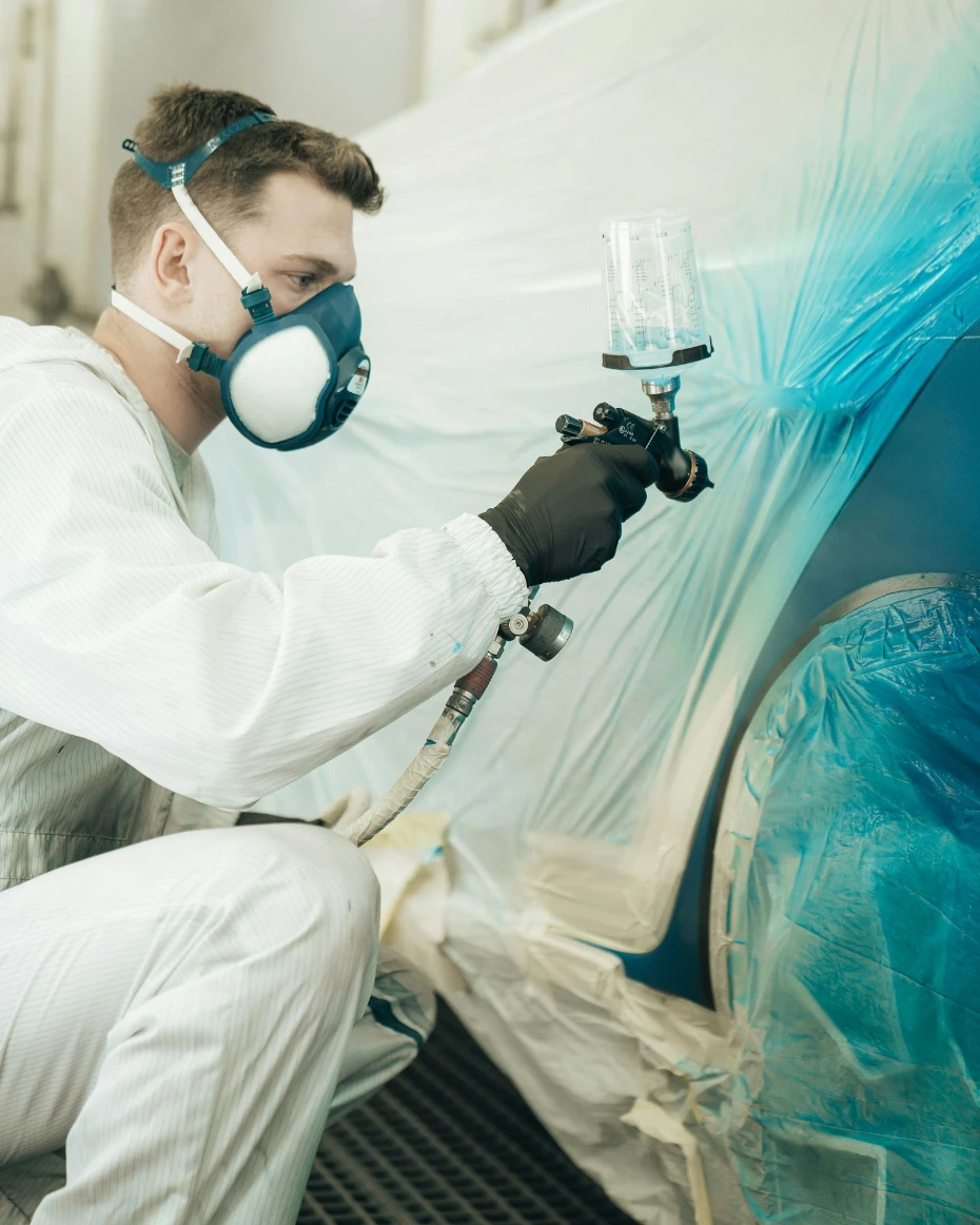 Cabine de peinture automobile chez A&amp;S Automobile à Court-Saint-Étienne